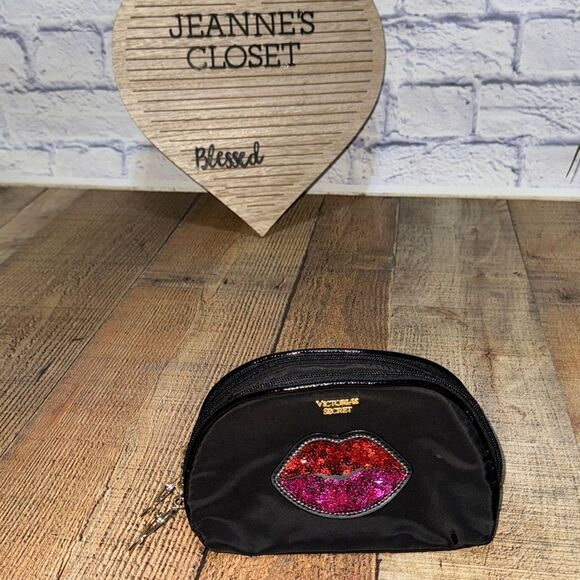 Victoria's Secret Runway Lips Patch On-The-Go Beauty Bag - 2 Sections - Beauty - Picture 1 of 12